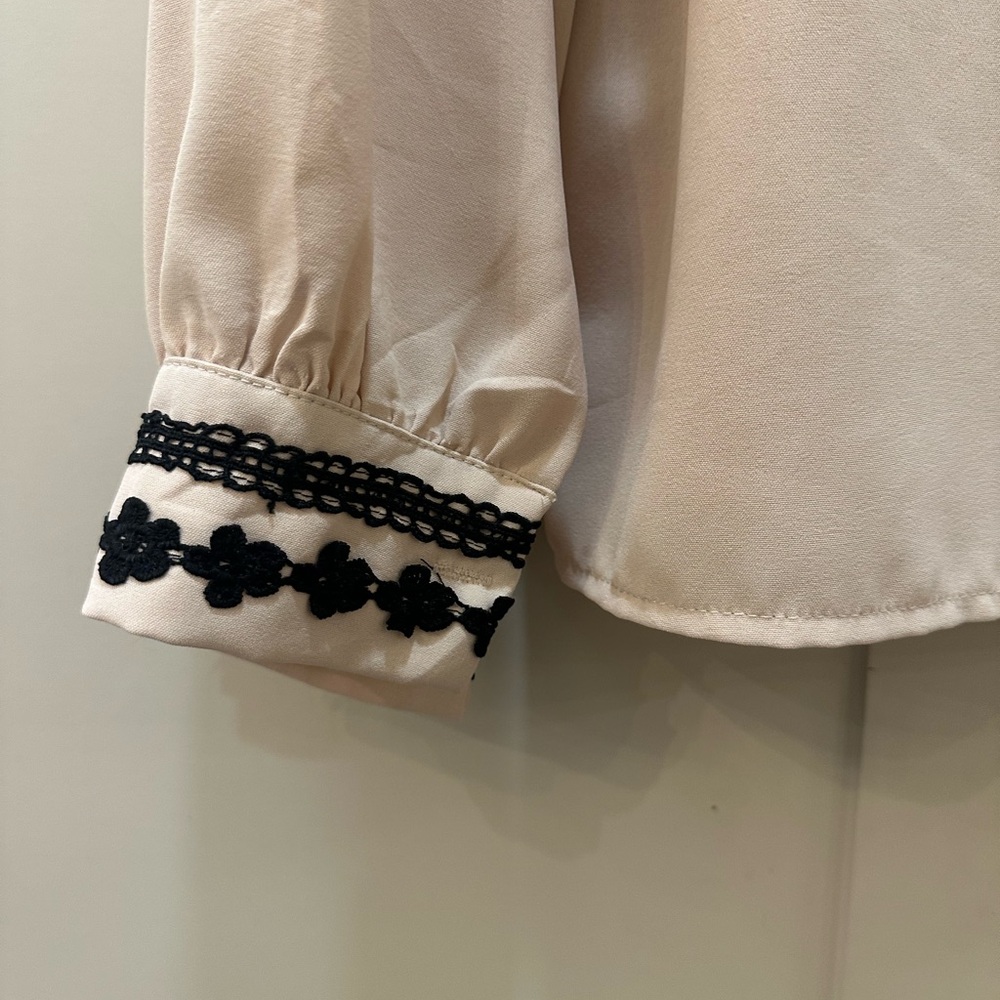 Versona Elegant Cream Blouse with Black Detailing- L - Picture 8 of 9